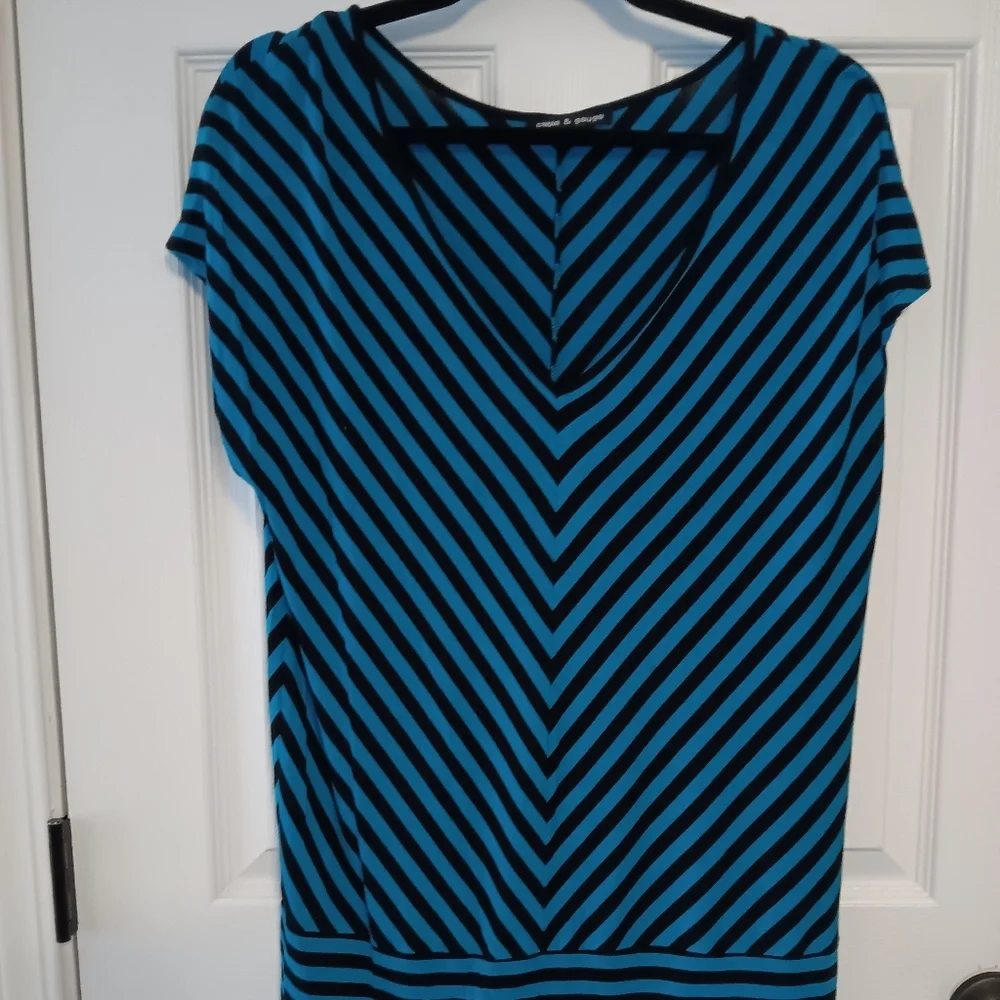 Cable & Gauge Striped V-Neck Sleeveless Top - Picture 1 of 4
